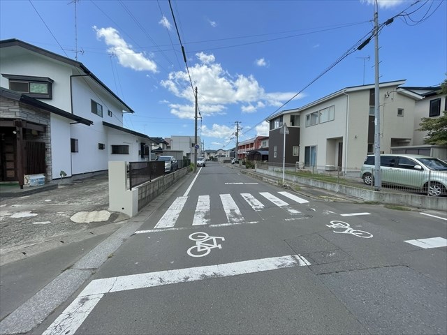 2540　八戸市根城6丁目　土地 現地写真（前面道路含む現地写真）