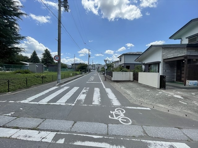 2540　八戸市根城6丁目　土地 現地写真（前面道路含む現地写真）