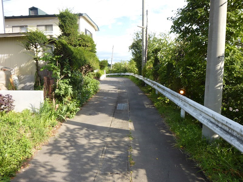 2261　八戸市松ケ丘　土地 現地写真（前面道路含む現地写真）