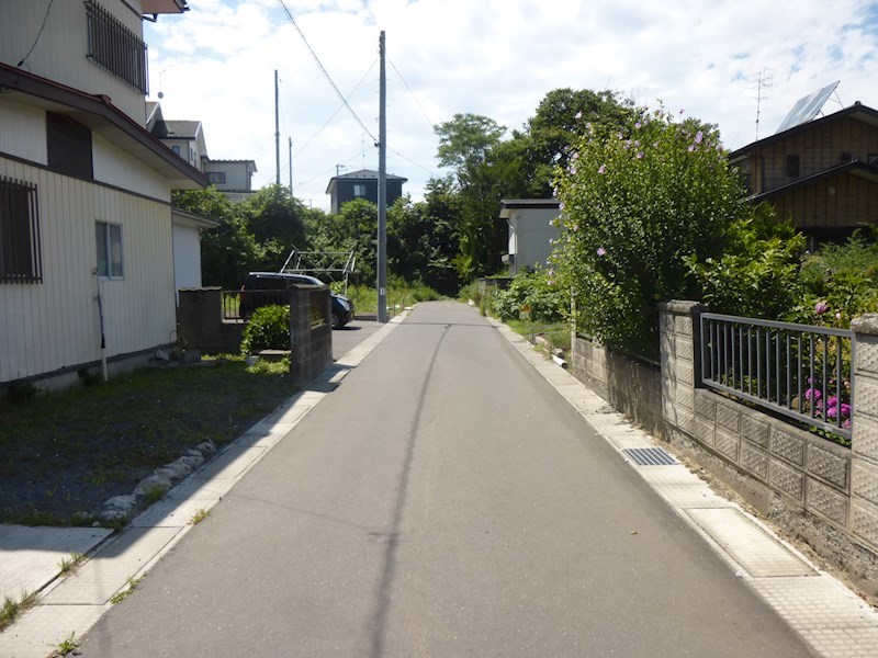 2307　八戸市大字大久保字上面　土地 現地写真（前面道路含む現地写真）