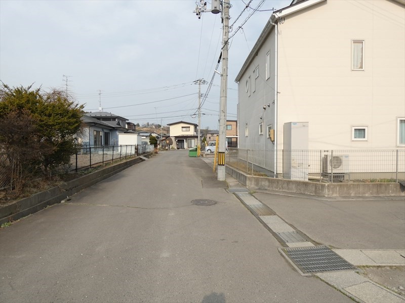 2534　八戸市日計2丁目　土地 現地写真（前面道路含む現地写真）