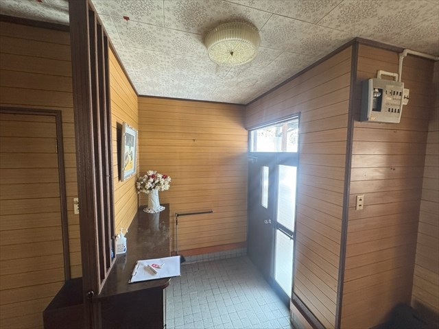 5525　八戸市大字沢里字休場　中古住宅 現地写真（玄関）