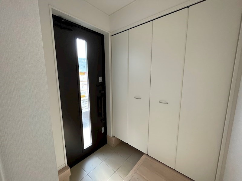 5599　クレイドルガーデン八戸市江陽第8　新築分譲住宅　4号棟 現地写真（玄関）