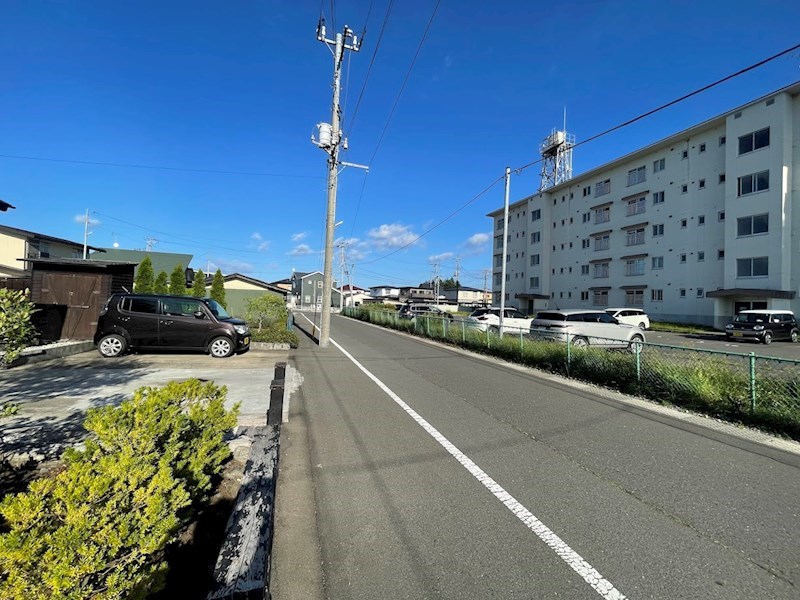 5605　八戸市大字市川町字桔梗野上　中古住宅 現地写真（前面道路含む現地写真）