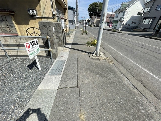 5604　八戸市鮫町忍町　中古住宅 現地写真（前面道路含む現地写真）