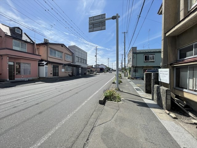 5604　八戸市鮫町忍町　中古住宅 現地写真（前面道路含む現地写真）
