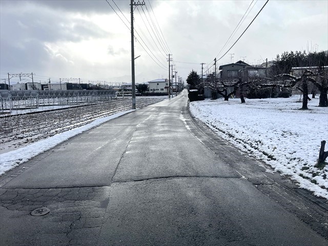 2592　三戸郡南部町大字斗賀字村前　土地 現地写真（前面道路含む現地写真）