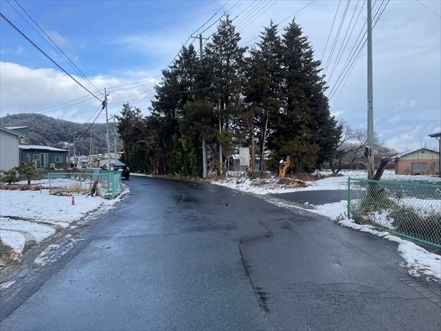 2592　三戸郡南部町大字斗賀字村前　土地 現地写真（前面道路含む現地写真）