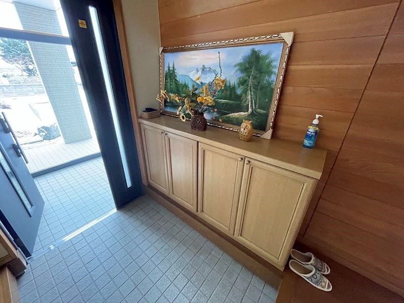 5635　上北郡おいらせ町新敷　中古住宅 現地写真（玄関）