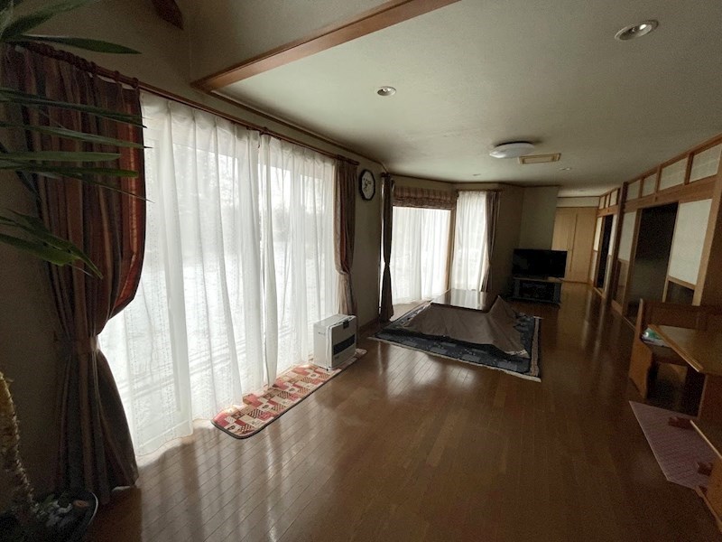 5635　上北郡おいらせ町新敷　中古住宅 内観写真（リビング）