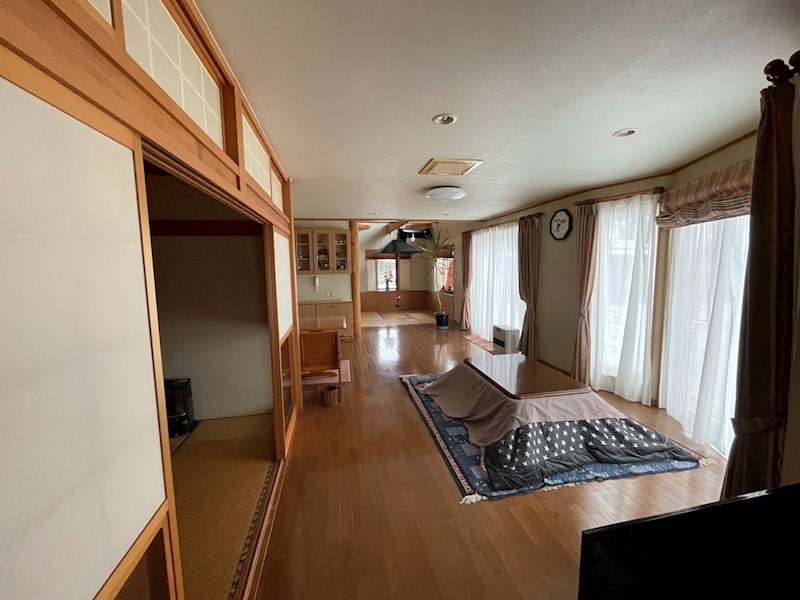 5635　上北郡おいらせ町新敷　中古住宅 内観写真（リビング）