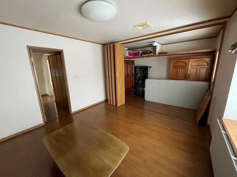 5635　上北郡おいらせ町新敷　中古住宅 内観写真（リビング以外の居室）