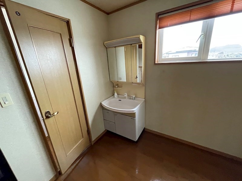 5635　上北郡おいらせ町新敷　中古住宅 内観写真（洗面台・洗面所）
