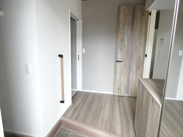 5641　タマタウン類家Ⅱ　2号棟　新築分譲住宅 現地写真（玄関）