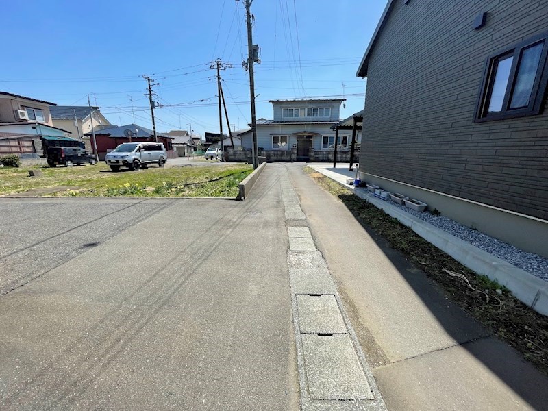 5687　八戸市大字市川町字尻引前山　売アパート（オーナーチェンジ物件） 現地写真（前面道路含む現地写真）