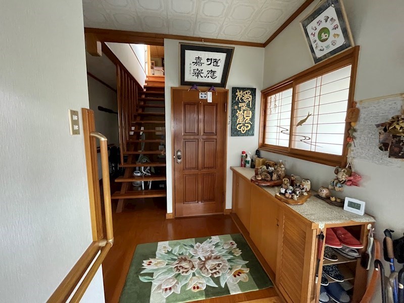 5702　八戸市松ヶ丘　中古住宅 現地写真（玄関）