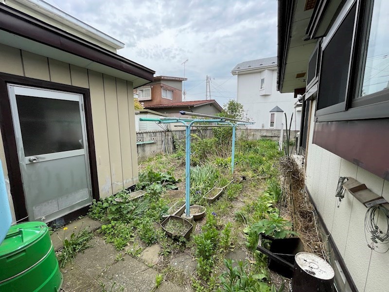 5702　八戸市松ヶ丘　中古住宅 現地写真（庭）