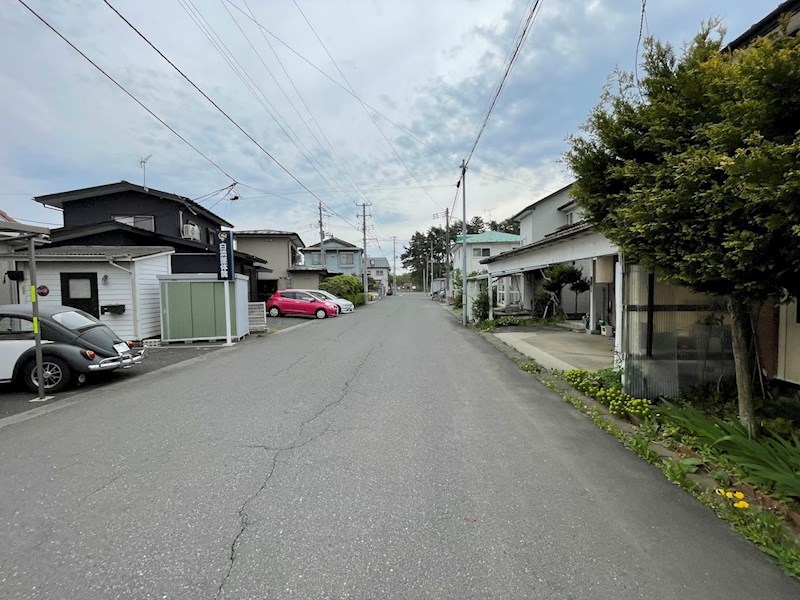 5702　八戸市松ヶ丘　中古住宅 現地写真（前面道路含む現地写真）