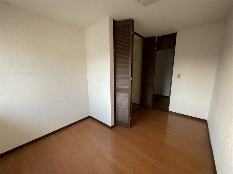 5708　八戸市長苗代2丁目　中古住宅 内観写真（リビング以外の居室）