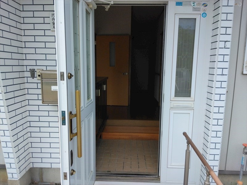 5725　八戸市大字市川町字尻引堤下　中古住宅 現地写真（玄関）