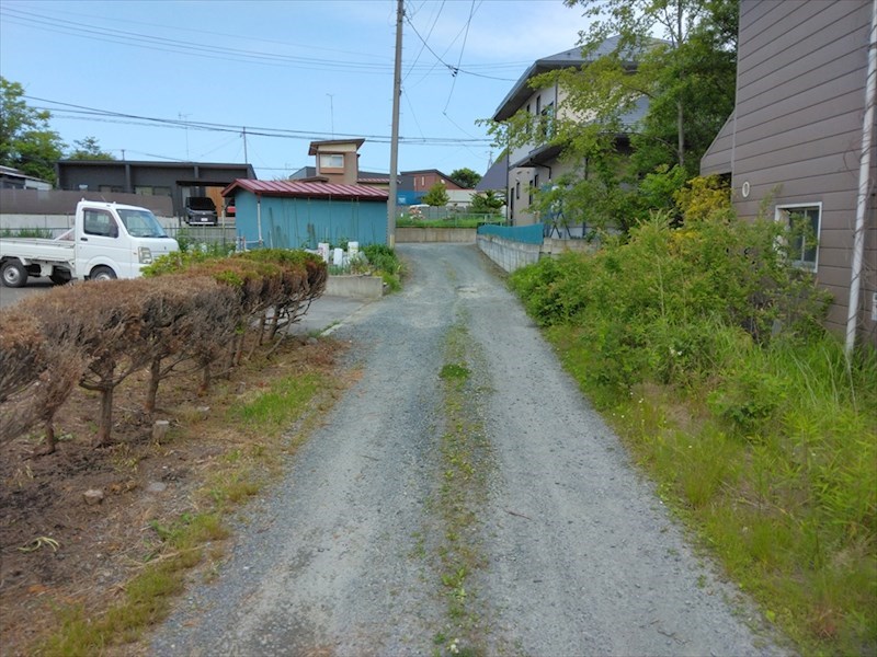 5725　八戸市大字市川町字尻引堤下　中古住宅 現地写真（前面道路含む現地写真）