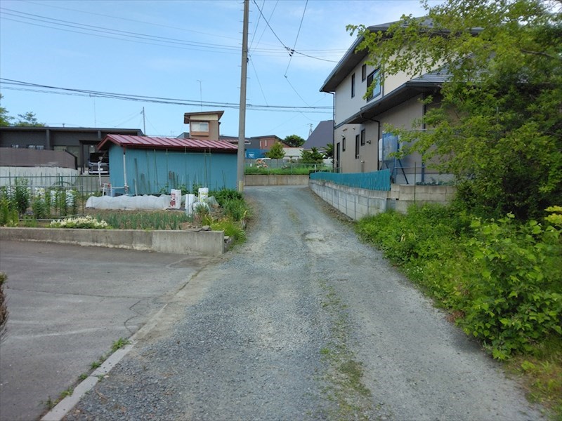 5725　八戸市大字市川町字尻引堤下　中古住宅 現地写真（前面道路含む現地写真）