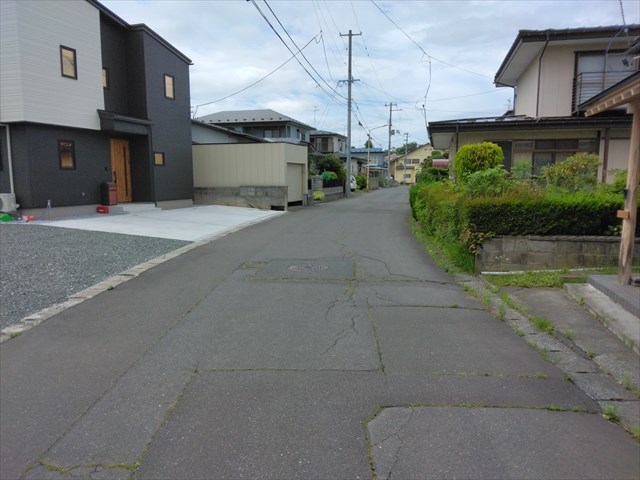 5732　八戸市多賀台三丁目　中古住宅 現地写真（前面道路含む現地写真）