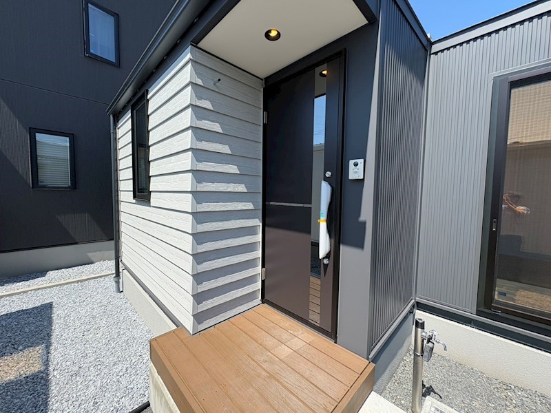 5737　十和田市東十一番町Ⅴ　SmALL・A棟 現地写真（玄関）