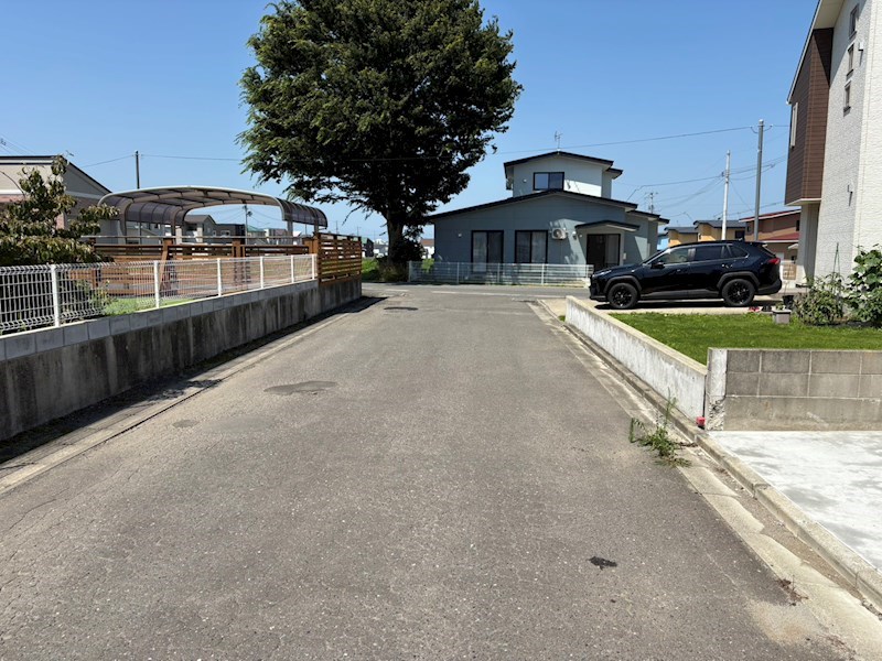 5743　おいらせ町緑ヶ丘九丁目DC・A棟 現地写真（前面道路含む現地写真）