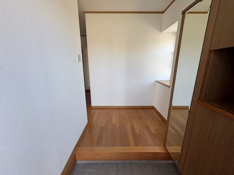 5752　十和田市西十四番町　中古住宅 現地写真（玄関）