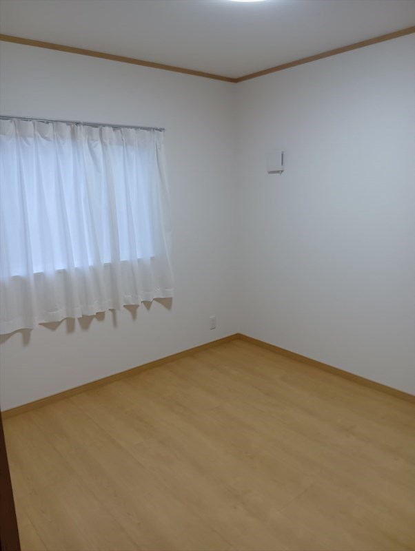 5755　上北郡六戸町大字折茂字今熊　中古住宅 内観写真（リビング以外の居室）