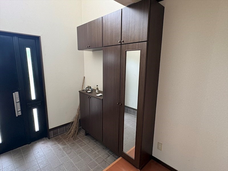 5756　三戸郡階上町蒼前東三丁目　中古住宅 現地写真（玄関）