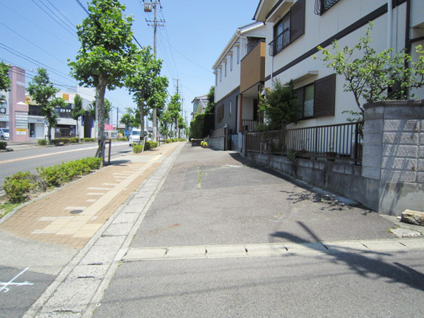 充実の周辺施設で住みやすさ◎陽当たり良好で建築条件もなし！ 現地写真（前面道路含む現地写真）