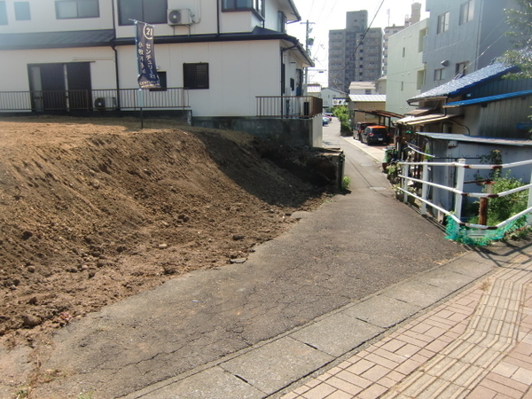 充実の周辺施設で住みやすさ◎陽当たり良好で建築条件もなし！ 現地写真（前面道路含む現地写真）
