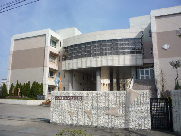 充実の周辺施設で住みやすさ◎陽当たり良好で建築条件もなし！ 中学校
