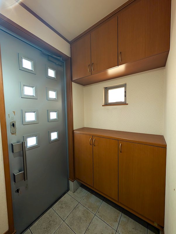 八尾市弓削町３丁目　中古戸建 現地写真（玄関）