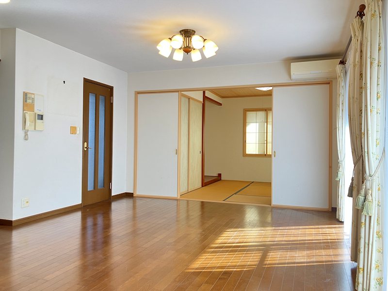 佐倉市ユーカリが丘7丁目　南公園通りに面した庭のある戸建 内観写真（リビング）