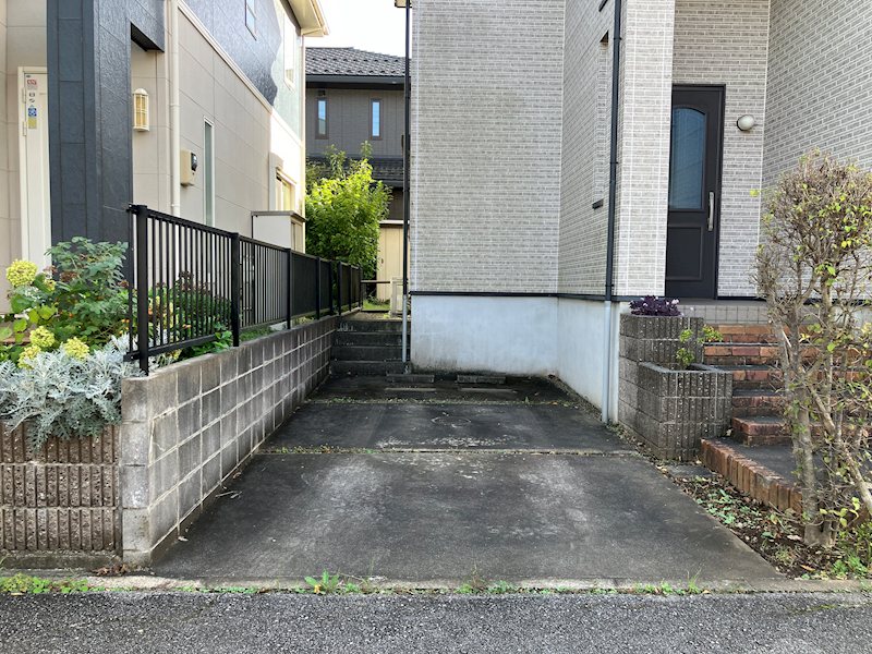 佐倉市ユーカリが丘7丁目　南公園通りに面した庭のある戸建 現地写真（駐車場）