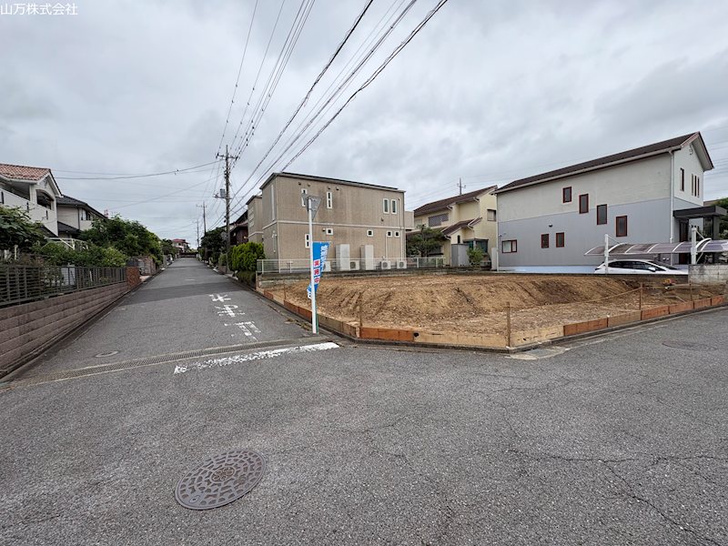 佐倉市ユーカリが丘2丁目　６M公道角地　建築条件なし売地　更地済 現地写真（前面道路含む現地写真）