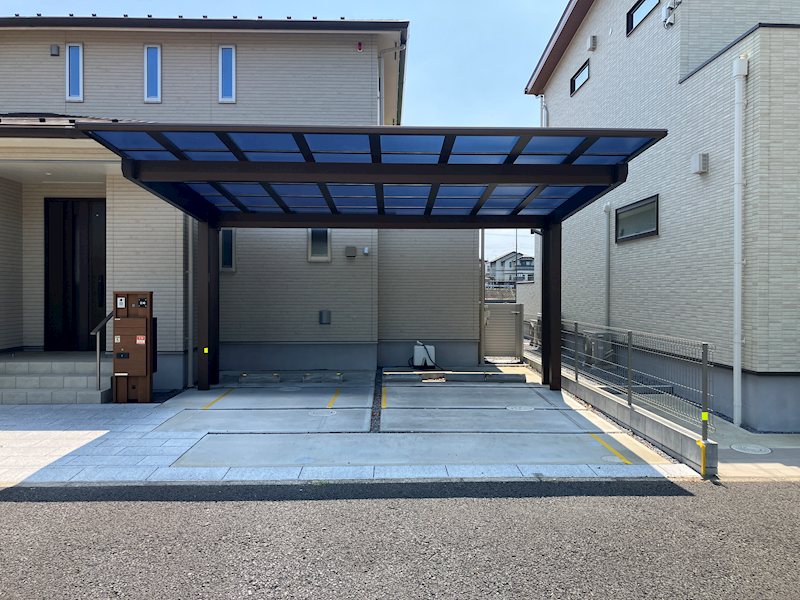 『ミライアガーデンヒルズ』分譲地内、築3年の注文住宅 現地写真（駐車場）