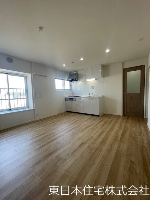上郷西ヶ谷ハイツ13号棟 内観写真（リビング）