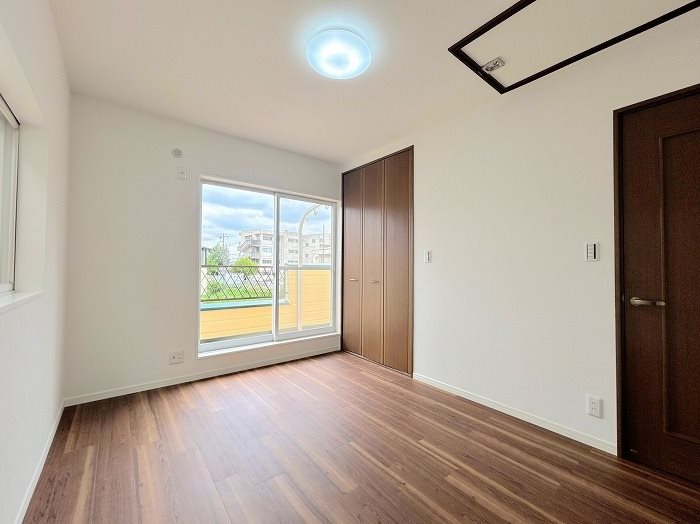 上尾市弁財1丁目中古戸建 内観写真（リビング以外の居室）