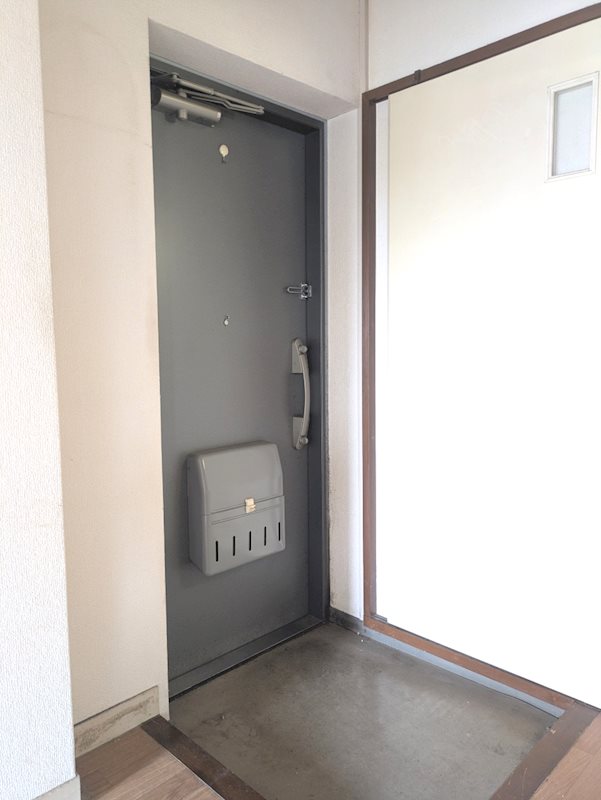 若葉台第一住宅 現地写真（玄関）