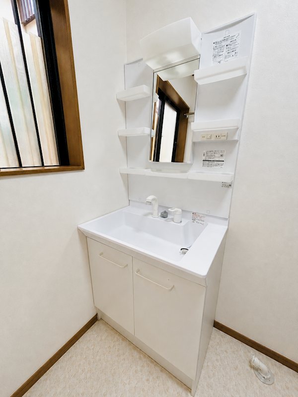 新座市西堀一丁目戸建 内観写真（洗面台・洗面所）