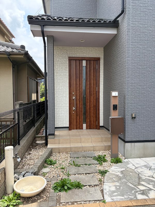 鴻巣市小松3丁目中古戸建 現地写真（玄関）