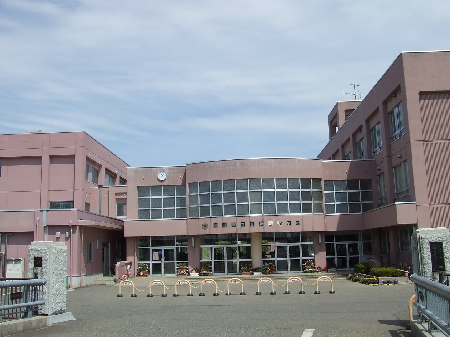 長岡市堀金一丁目　中古住宅 小学校