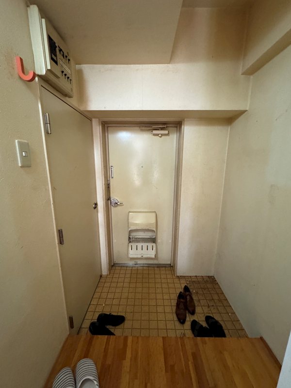 新潟県新潟市中央区万代１丁目 現地写真（玄関）