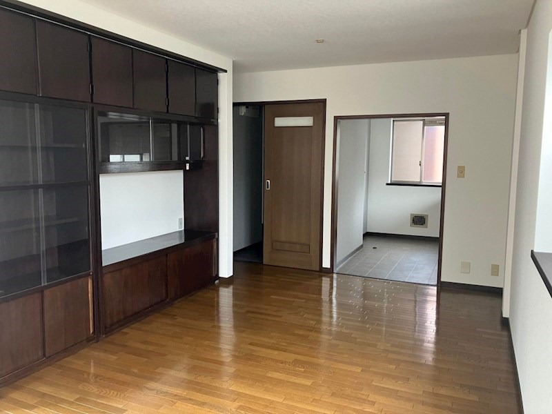 鷹匠３丁目　倉庫付き中古住宅 内観写真（リビング）
