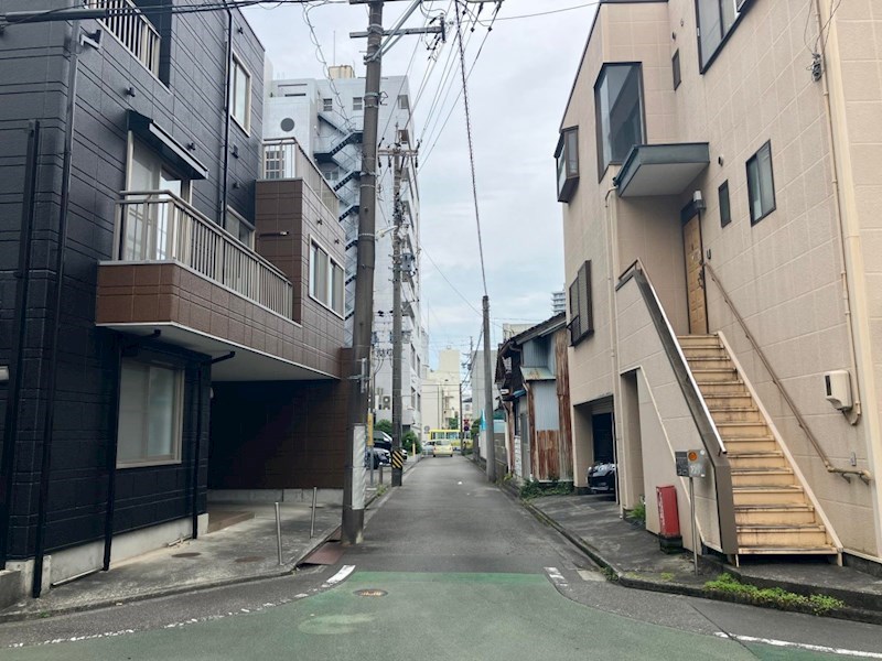 鷹匠３丁目　倉庫付き中古住宅 現地写真（前面道路含む現地写真）