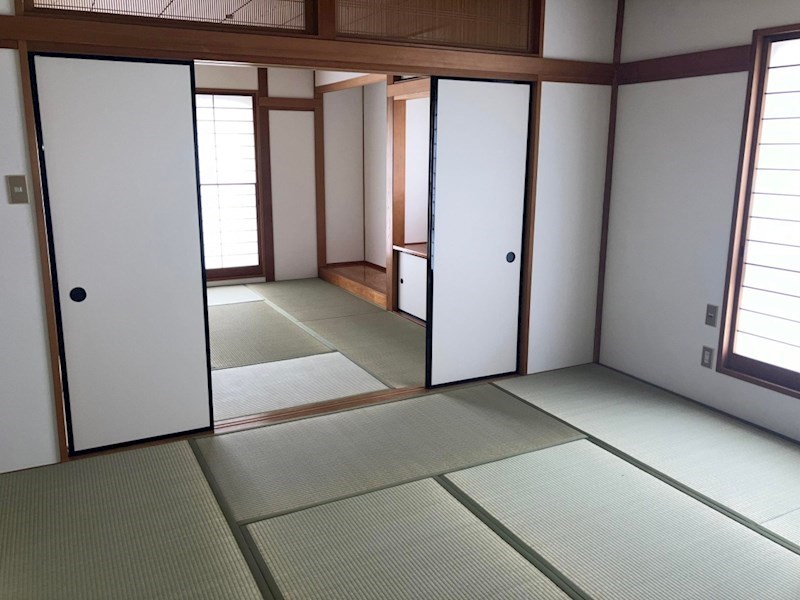 鷹匠３丁目　倉庫付き中古住宅 内観写真（リビング以外の居室）